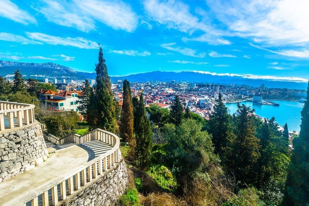 Vidikovac s pogledom na grad i luku