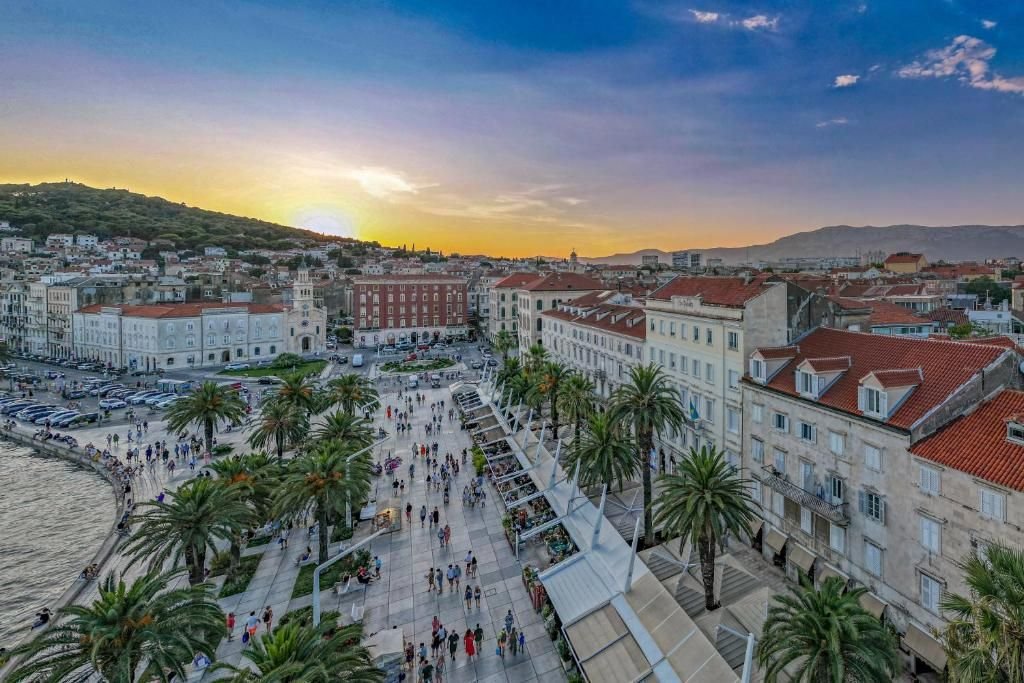 Terase i šetnica na Rivi iz ptičje perspektive