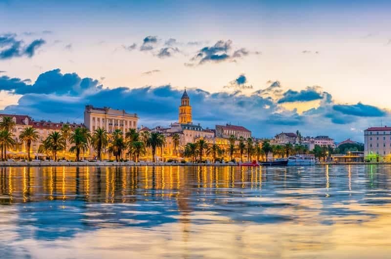 Split u sumrak, zvonik katedrale i obala