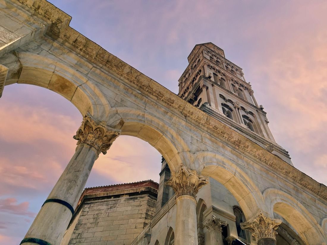 Zvonik katedrale sv. Duje i arkade palače